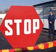 Закарпаття: Громадянин Румунії намагався провезти через кордон під виглядом секонд-хенду фірмовий чоловічий одяг