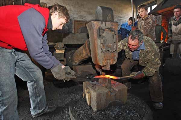 На базі унікальної кузні "Гамора" у гуртку юних ковалів вчаться не тільки ремеслу, але й традиціям