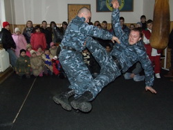 Обійдена долею малеча побувала в гостях у закарпатських міліціонерів