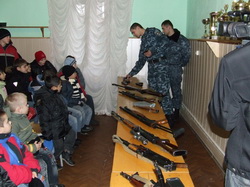 Обійдена долею малеча побувала в гостях у закарпатських міліціонерів