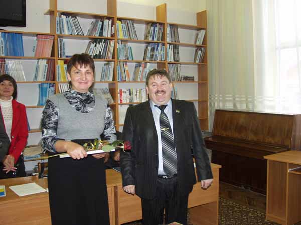 Переможець огляду-конкурсу (диплом І ступеня) Попович Олена та керівник секретаріату обласної організації "Єдиний центр" Володимир Шкріба