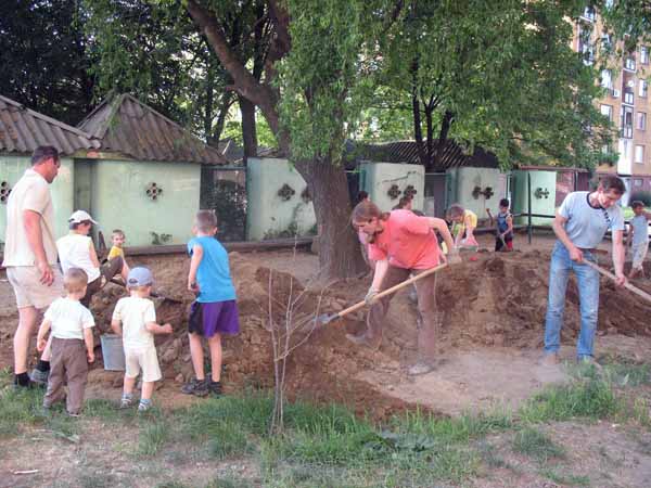 землю для дитячої пісочниці, розрівняти паркувальний майданчик для авто, винищити пацюків, облаштувати 