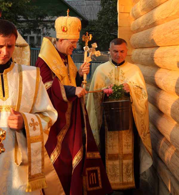 У закарпатському Загатті освячено хрест та наріжний камінь нової каплиці