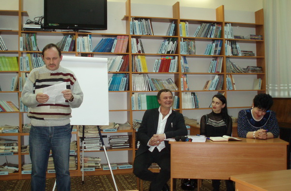 В Ужгороді пройшла презентація книжки письменника та літературознавця Михайла Рошка "Розкодування"