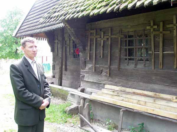 На стінах Сокирницької церкви — кілька десятків дерев’яних хрестів