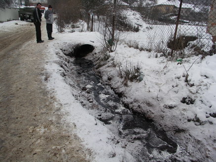 Закарпатські водники вживають заходів щодо  локалізації забруднення річки Уж внаслідок аварійного витоку дизпалива