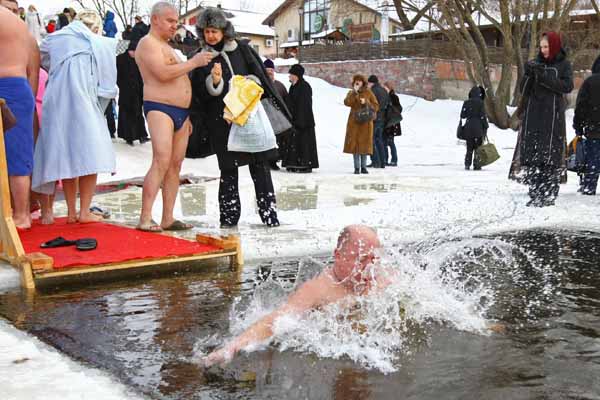 Віктор Балога і Ігор Кріль пірнали в хрещенську ополонку (ФОТО)