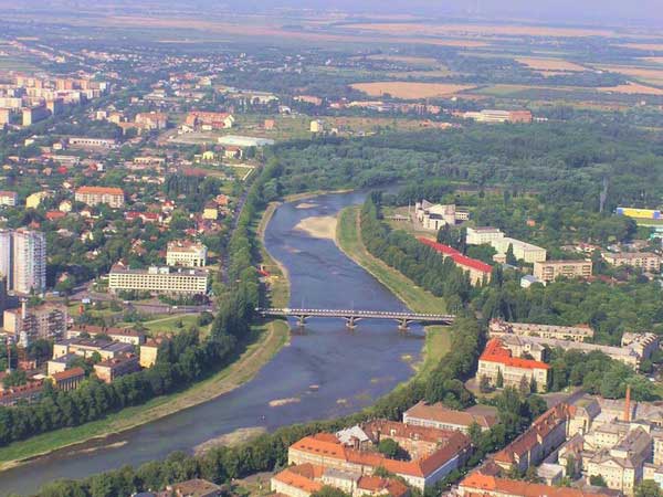 Крупнейший мост Ужгорода - Большой железобетонный длиной 140 метров, который служит ныне транспортной развязкой, необходимость которой назрела еще в 30-е годы ХХ века