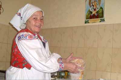 Анастасия Далида показывает, как просеивают муку