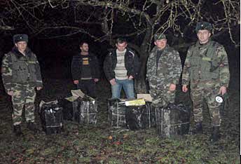 На Закарпатье ночью пограничники задержали 3-х контрабандистов с сигаретами (ФОТО)