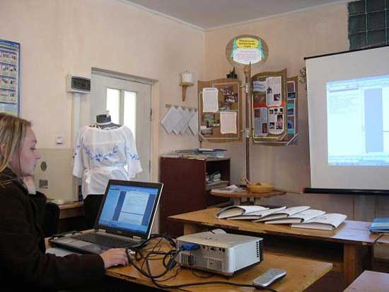 На закарпатской Межгорщине будущих швей учили шить женскую рубашку с элементами местной вышивки (ФОТО)