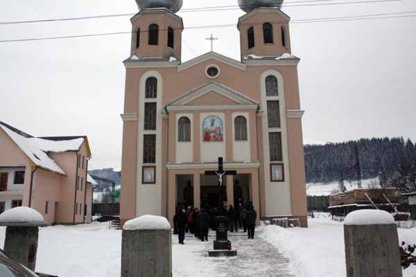 Глава греко-католиков Закарпатья освятил фару в Воловце (ФОТО)