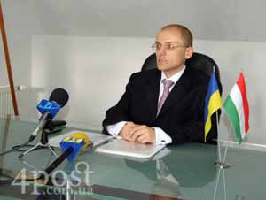 Закарпатский дипломат издал пособие для студентов 