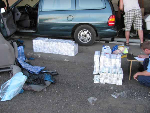 На Закарпатье у поляков, направлявшихся в Болгарию, забрали автомобиль с трейлером