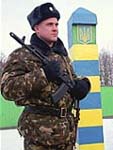 Закарпатські прикордонники знайшли 4 ящики сигарет на березі Тиси