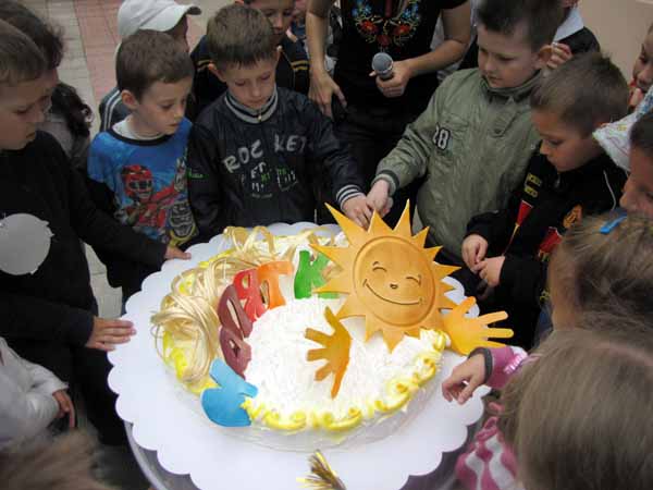 Закарпатські чиновники пішли в "кривий танець" на святкуванні 65-річчя "Малятка" 