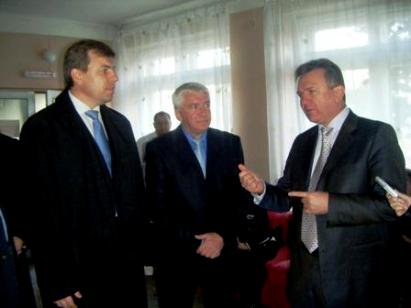 Єдиний Центр почав виборчу компанію з Львівщини подарунком від Балоги
