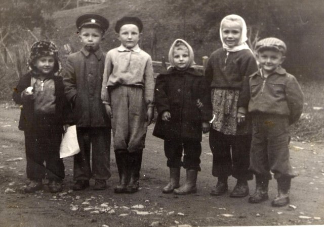 Друзі мого дитинства. Василь Павлюк, Юрко Стопник, Петро Погоріляк, Наталка Погоріляк, Таня Стопник, Я. Орос
