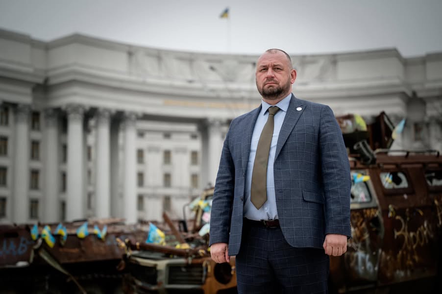 Посол "Угорщини в Угорщині" Шандор передає в українські села угорські книжки