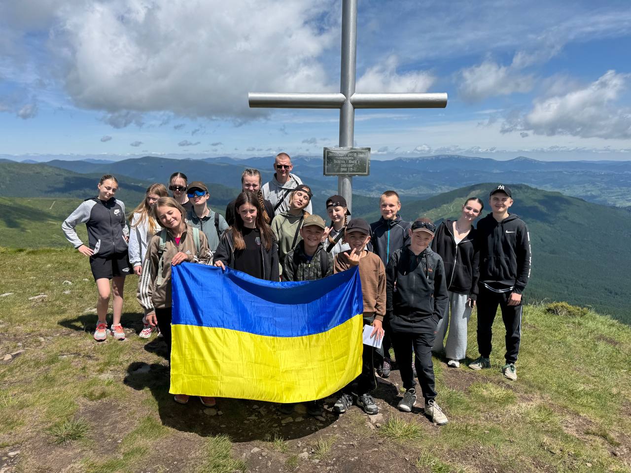 Юні екодослідники здійснили пізнавальну мандрівку Свидовцем у межах проєкту "Зелені скарби Карпат"