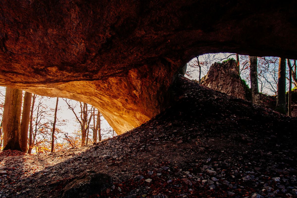 Скеля Чур, язичницьке капище й аура пралісів – Карстовий міст у Карпатах (ФОТО)