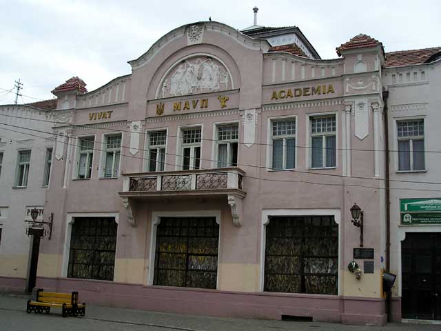 В ужгородській "Короні" заборонили влаштовувати торгівлю, навчання та стриптиз