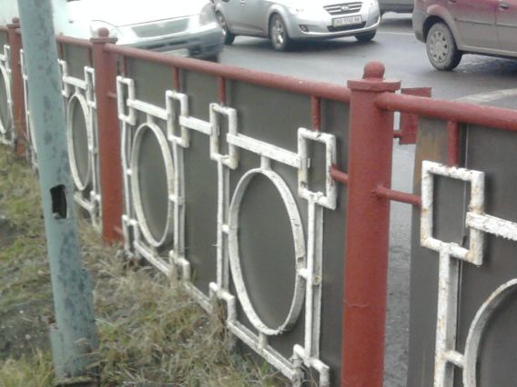 Ужгородцям замість обіцяної нової огорожі підсунули рекламу