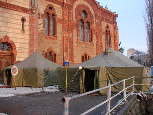 МНСники в Ужгороді обігріють, нагодують та ще й спати вкладуть (ФОТО)