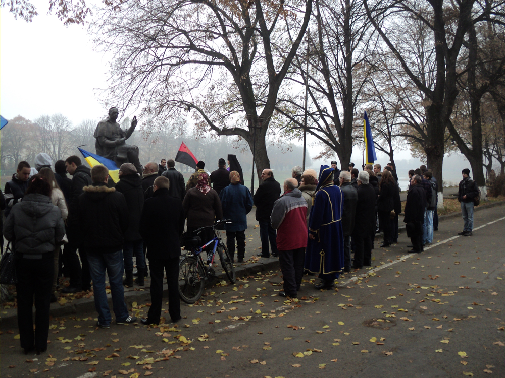 В Ужгороді "Карпатська Січ" запалила свічки жертвам Голодомору (ФОТО)