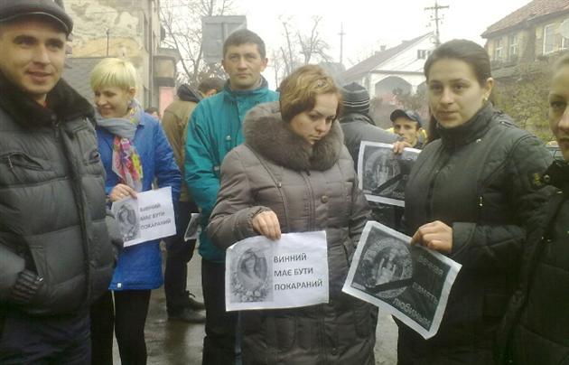 Коли Нагірного привезли в суд, люди скандували "Вбивця!"