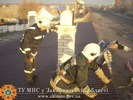У Берегові горіла офісна будівля (ФОТО)