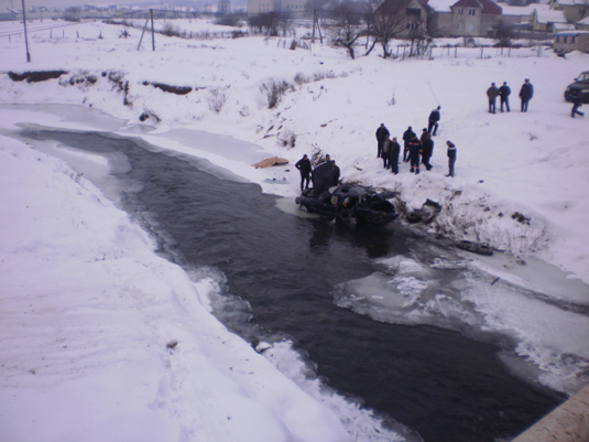 На Іршавщині "Mercedes" злетів з дороги в річку. Водій загинув (ФОТО)
