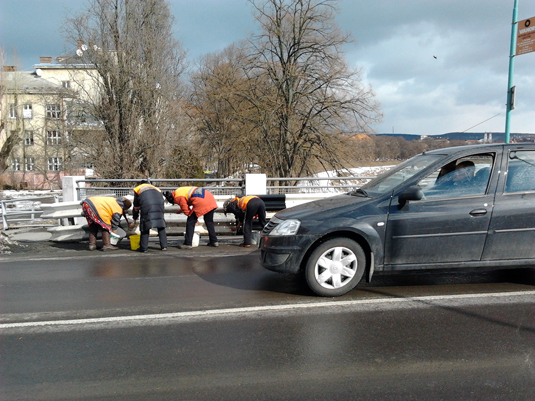 Ужгород відмивають вздовж маршруту руху Азарова (ФОТО)