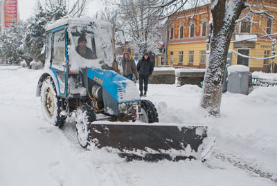Влада закликає ужгородців забрати автівки з площі Петефі 
