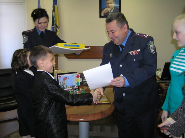 Закарпатська ДАІ нагородила переможців конкурсу малюнків