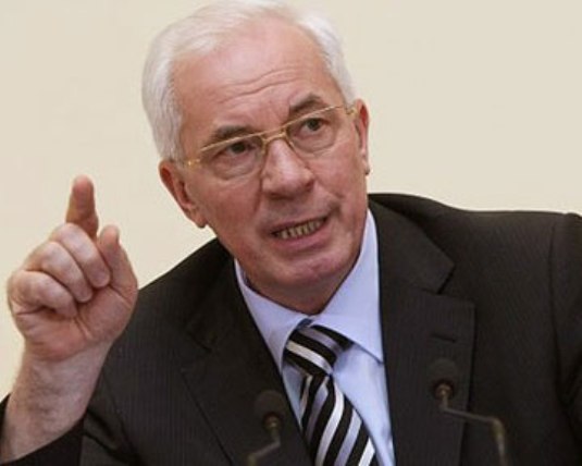 Азаров закликав закарпатських студенток виходити заміж і народжувати