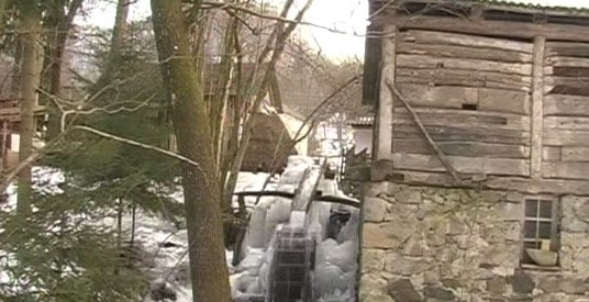 На Закарпатті подружжя пенсіонерів утримує 150-річний водяний млин (ВІДЕО)