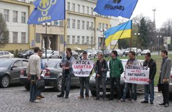 В Ужгороді молодь провела пікет проти будівництва міні-ГЕС