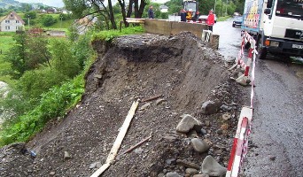 На Закарпатті через перезволоження стався зсув ґрунту на автошлях