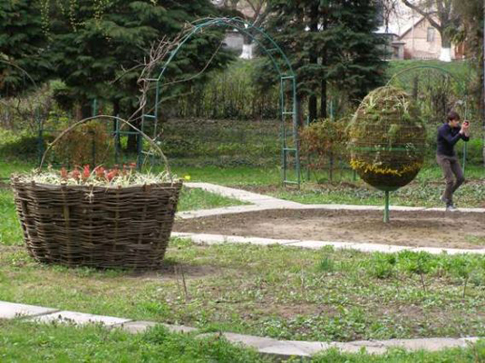У ботсаду УжНУ створили квіткові писанку та великодній кошик (ФОТО) 