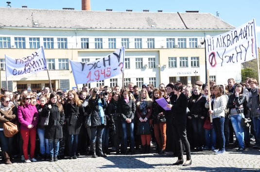 Поки студенти та викладачі УжНУ мітингували, в ОДА збирали ректорів