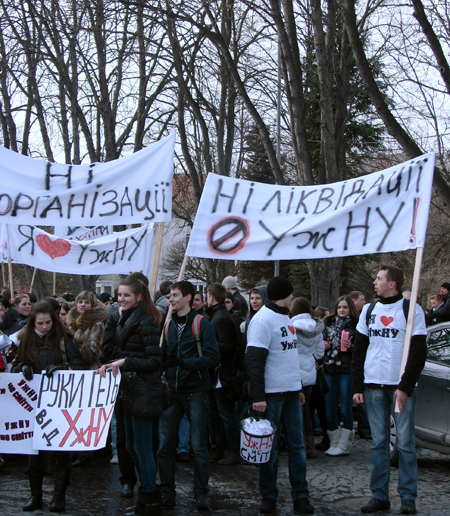 Історія з "рейдерським захопленням" УжНУ не завершена?