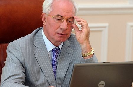 Азаров у Facebook-у закликає всіх відпочивати у Криму та на Закарпатті