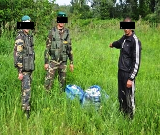 Мукачівські прикордонники затримали контрабандиста з 1,5 тис. пачок сигарет (ФОТО)