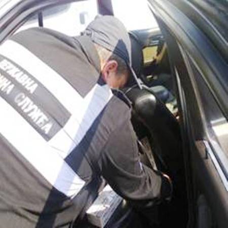 Через приховані сигарети закарпатець позбувся автівки (ФОТО)