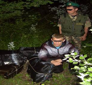 Прикордонники затримали закарпатця з 4 ящиками сигарет за 10 м. від кордону