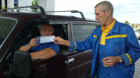 Закарпатські ДАІшники роздавали водіям листівки з порадами