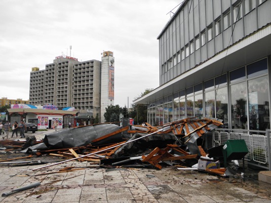 Ужгород після негоди: зірвані дахи, поламані дерева (ФОТО) 