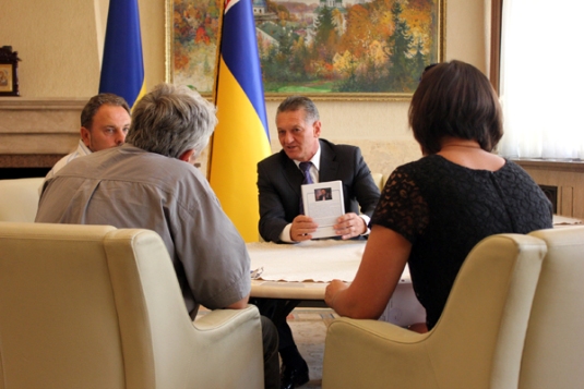 "Губернатору" Закарпаття презентували "Бібліотечку Старого Замку" (ФОТО)