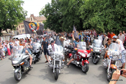 В Ужгороді «Goral Music Avia Bike Ukraine 2012»: рев моторів на землі та в небі (ФОТО, ВІДЕО)